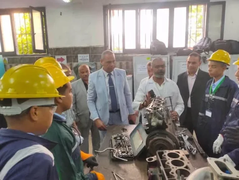 بتوجيهات وزير التعليم.. طارق حلمي يتابع المدارس الفنية بالإسكندرية من الطابور إلى الفصول والمعامل