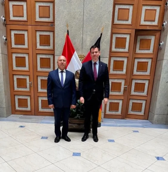 وزير النقل يلتقي نظيره المجري بمقر السفارة المصرية ببرلين