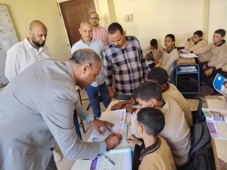 من قلب المدارس.. طارق حلمي يتابع انتظام العملية التعليمية بمدارس المنيا