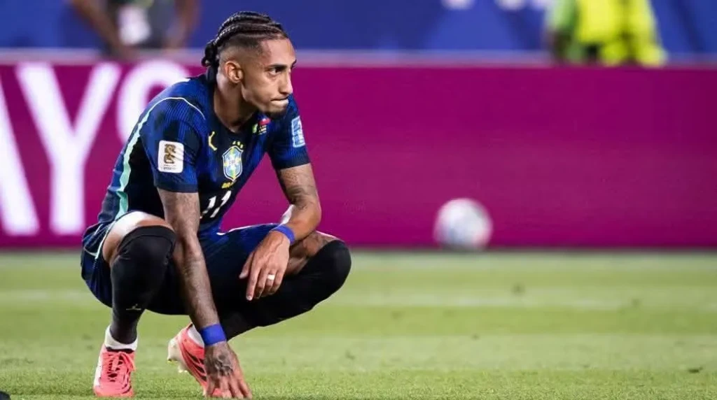 رافينيا يغادر مباراة البرازيل بسبب آلام في الفخذ
