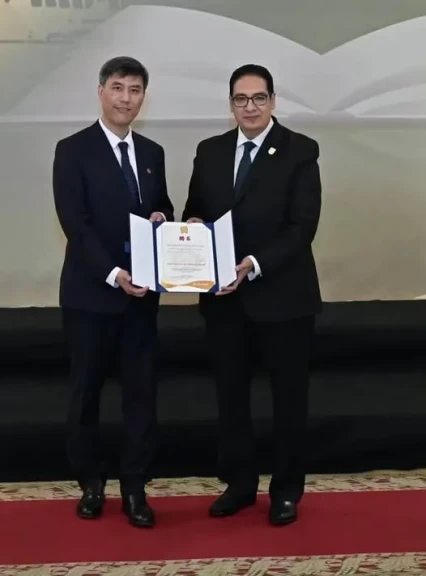 جامعة شنغهاي للدراسات الدولية (SISU) تمنح الدكتور محمد سامي عبدالصادق لقب «الأستاذية الفخرية»