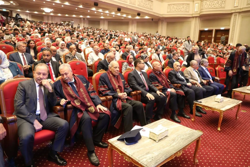 محافظ القاهرة يشهد حفل تخرج الدفعة الأولى من جامعة مايو بالقاهرة ( كلية الهندسة، وكلية السياسة والاقتصاد وإدارة الاعمال)