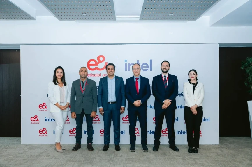 اتفاقية تفاهم بين إي آند مصر وإنتل لتسهيل الوصول لبرامج التدريب على الذكاء الاصطناعي للمواطنين