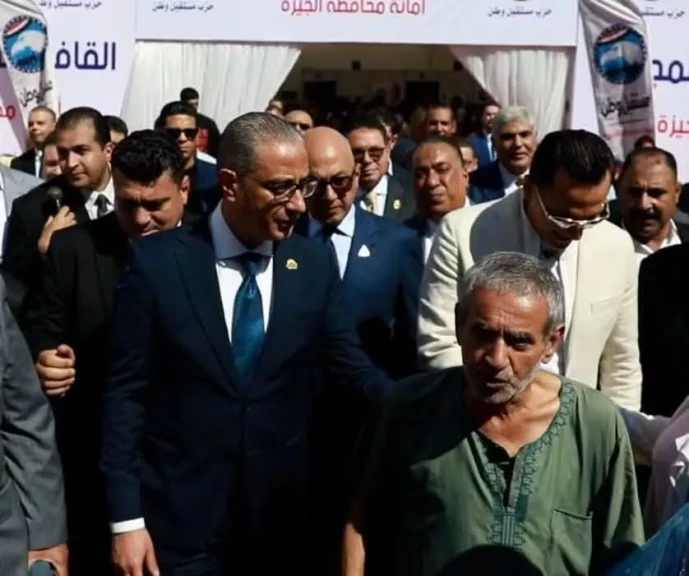 محافظ الجيزة يستجيب لمسن استوقفه خلال جولته ويوجه بتوفير الرعاية الطبية اللازمة