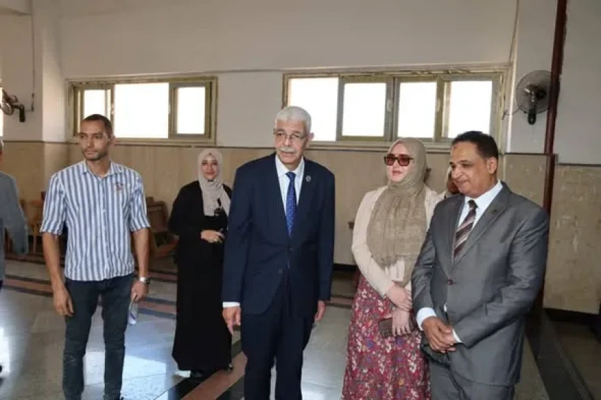 رئيس جامعة المنوفية يتفقد انتظام الدراسة بكلية الطب في أول أيام العام الدراسي الجديد