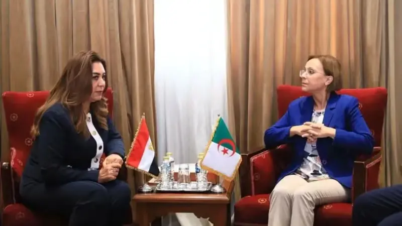 وزيرة التنمية المحلية والبيئة تبحث مع نظيرتها الجزائرية سبل التعاون في مجالات إدارة المخلفات وحماية الطبيعة
