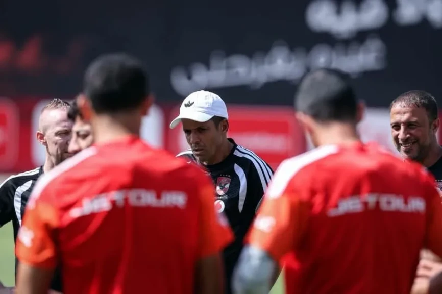 عموتة يحاضر لاعبي الأهلي .. وثلاثي الفريق يواصل التأهيل