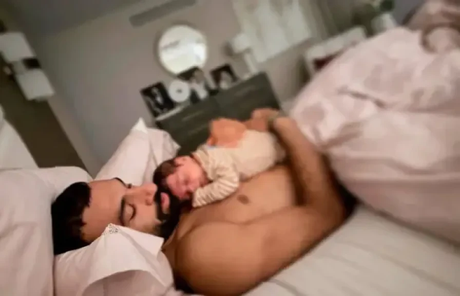 محمد صلاح ينشر أول صورة مع ابنه ليل
