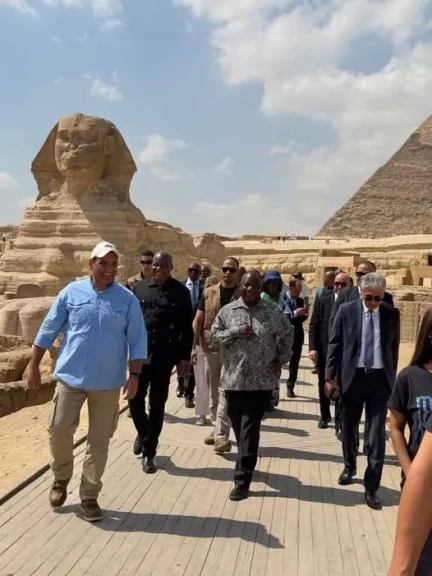 رئيس جمهورية جنوب أفريقيا يزور المتحف المصري الكبير ومنطقة أهرامات الجيزة بمرافقة وزير السياحة والآثار