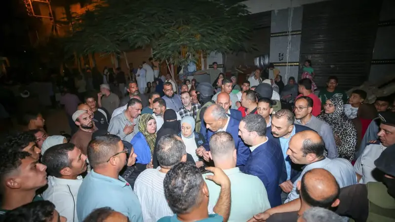 محافظ كفرالشيخ يتفقد موقع انهيار عقار بيلا ويتابع أعمال رفع الأنقاض وتأمين المنطقة.. ويوجه بفحص أسباب الحادث ودعم الأسر المتضررة