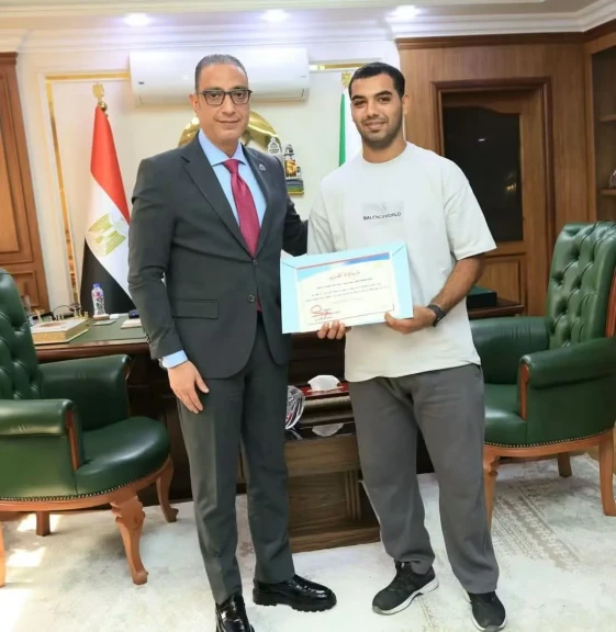محافظ الجيزة يكرم مواطنًا أنقذ طفلًا عقب سقوطه من الطابق الثالث
