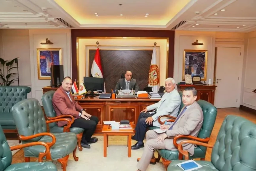 وزير العمل يلتقي وفدًا من ”النساجون الشرقيون”
