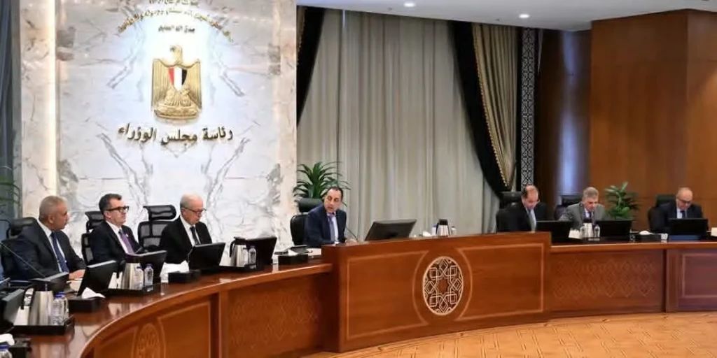 رئيس الوزراء يستعرض محاور جلستي حوار بشأن ”موارد النقد وإدارة الدين” و”ملامح البرنامج الاقتصادي المصري حتى 2030”