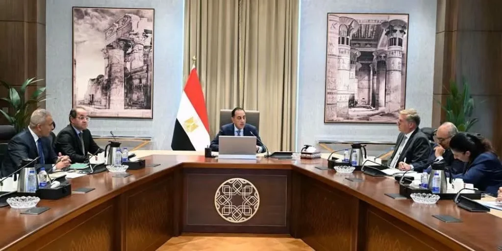 رئيس الوزراء يتابع عدداً من ملفات العمل المشترك بين وزارتي المالية والبترول لتعزيز أمن الطاقة واستدامة الاستقرار المالي