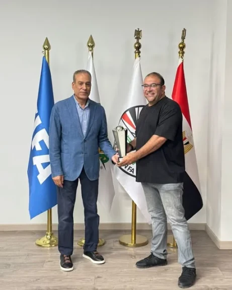 منتخب الشباب يسلم كأس بطولة شمال أفريقيا لاتحاد الكرة
