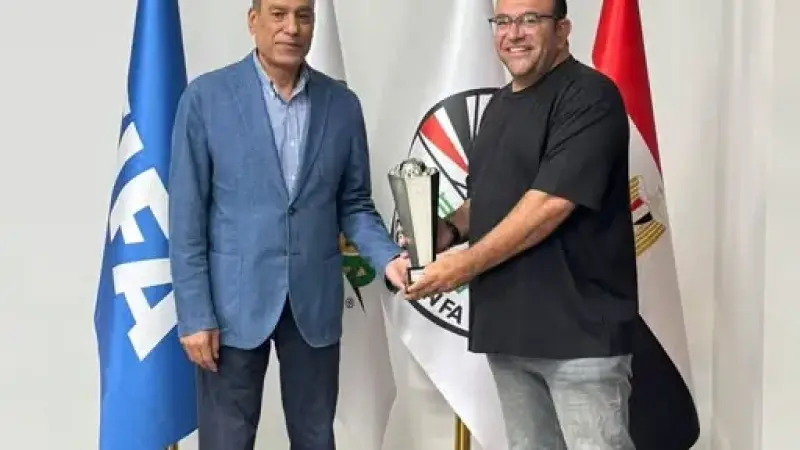 منتخب الشباب يسلم كأس بطولة شمال أفريقيا لاتحاد الكرة