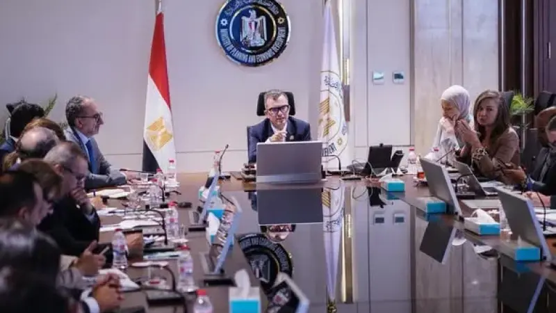 وزير التخطيط والتنمية الاقتصادية يستعرض التطورات الاقتصادية وملامح البرنامج الوطني للتحول الاقتصادي مع مؤسسات التمويل ووكالات التصنيف الدولية
