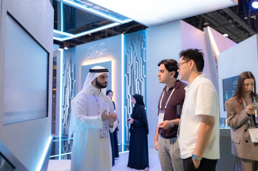 «مالية عجمان» تختتم مشاركتها في ”عالم الذكاء الاصطناعي أبوظبي” باستعراض «المستشار المالي الذكي»