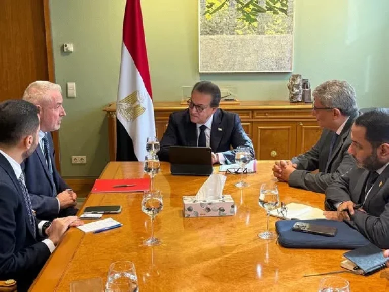 وزير الصحة يبحث مع «فريزينيوس ميديكال كير» الارتقاء بخدمات مرضى الاعتلال الكلوي على هامش قمة برلين