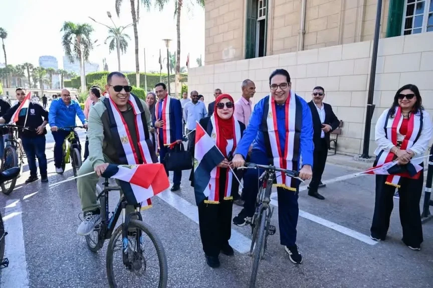 رئيس جامعة القاهرة يشارك في ماراثون للدراجات مع طلاب كلية الآداب ضمن احتفالات الجامعة بانتصارات أكتوبر