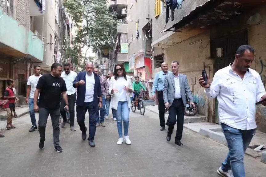 نائب محافظ الجيزة تتابع أعمال رفع كفاءة ورصف عدد من الشوارع بحيي الطالبية والعمرانية