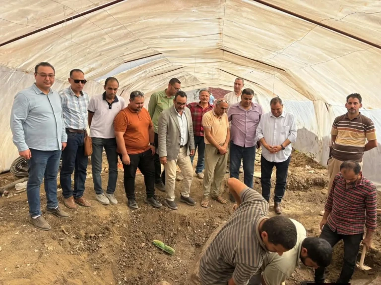الدكتور هشام الليثي يتفقد الكشف الأثري الجديد لتمثال الملك رمسيس الثاني بقرية بهبيت الحجارة في الغربية