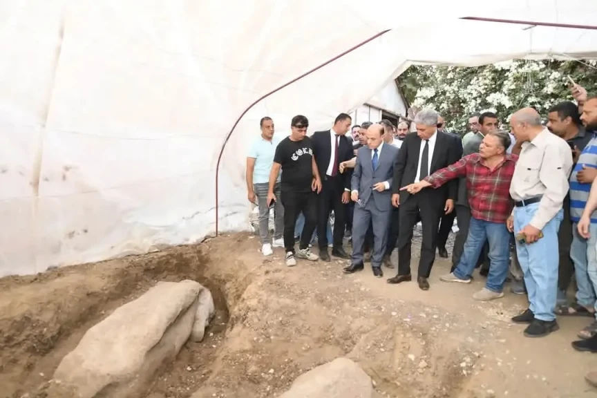 وزير السياحة والآثار يُكرِّم المواطن خالد الشحات خليل لأمانته وحرصه على الإبلاغ عن عثوره على كتلة حجرية أثرية في أرضه
