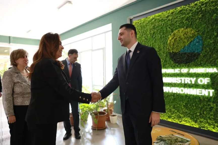 وزيرة التنمية المحلية والبيئة تبحث مع وزير البيئة الأرميني سبل تعزيز التعاون المشترك