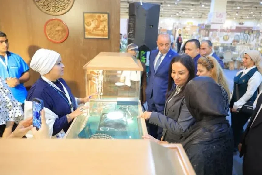 وزيرة التضامن الاجتماعي تتفقد جناح صندوق دعم الصناعات الريفية والبيئية المشارك في فعاليات معرض ”تراثنا” للحرف اليدوية والتراثية