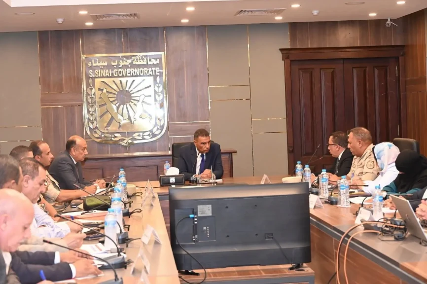 محافظ جنوب سيناء يبحث خطة تطوير أبو رديس وتوطين 26 ألف مواطن واستكمال إنشاء جامعة السويس