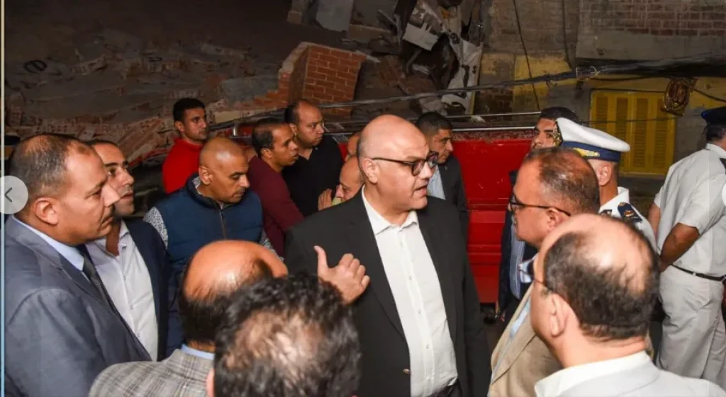 محافظ الإسكندرية ومدير الأمن يتابعان ميدانيًا جهود الإنقاذ عقب سقوط عقار بحي شرق.. وتأمين محيط الموقع وفصل المرافق واستنفار الأجهزة المعنية