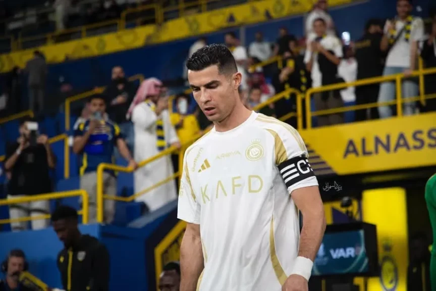 رونالدو يتجاوز ميسي في رقم سلبي بعد إهدار ركلة جزاء أمام نيوم