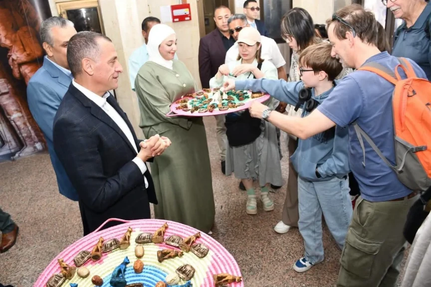 محافظ أسوان يستقبل ضيوف مهرجان تعامد الشمس من الأفواج السياحية بمطار أبو سمبل الدولى