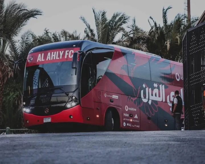 الأهلي يصل إلى ستاد القاهرة استعدادًا لمباراة القناة