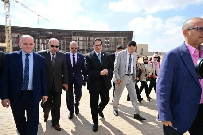 رئيس جامعة القاهرة يتفقد المجمع الطبي للأطفال بمدينة السادس من أكتوبر