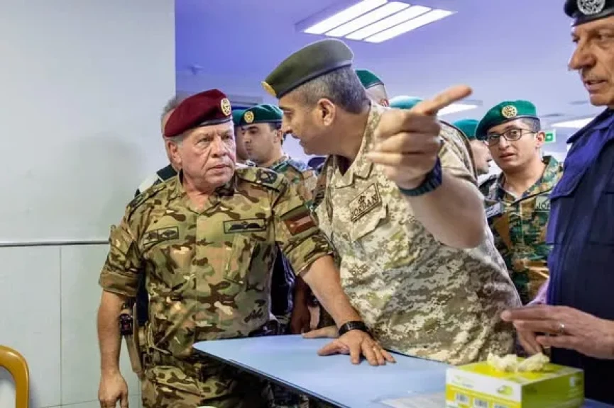 العاهل الأردني يزور مصابي هجوم كنيسة الكرك الإرهابي ويطمئن على حالتهم الصحية
