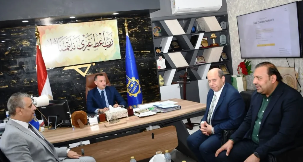 محافظ أسوان يلتقى وفد اللجنة الطبية العليا والإستغاثات بمجلس الوزراء
