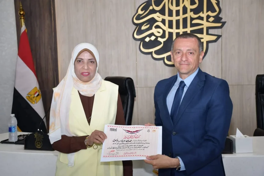 محافظ أسوان يكرم العاملين المتميزين بقطاعات العمل العام