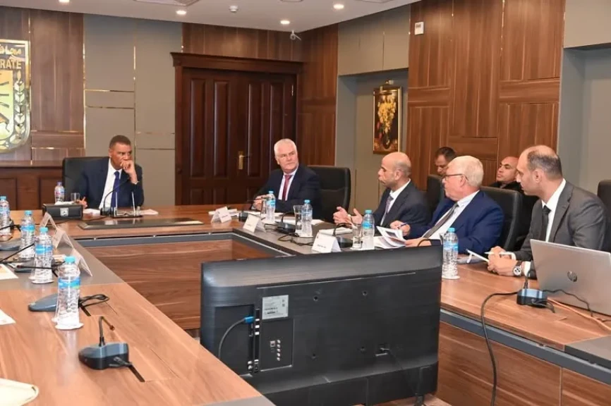 محافظ جنوب سيناء يلتقي وفد مشروع إنتاج الهيدروجين الأخضر لمتابعة استكمال الدراسات الخاصة بالمشروع