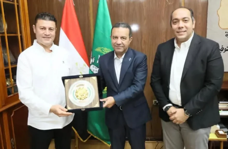 محافظ المنوفية يكرم السكرتير العام السابق ويهديه درع المحافظة تقديرًا لجهوده خلال فترة عمله..