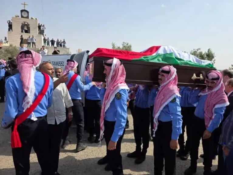 مندوبًا عن العاهل الأردني.. رئيس وزراء الأردن يشارك في تشييع ضحايا هجوم كنيسة الكرك الإرهابي