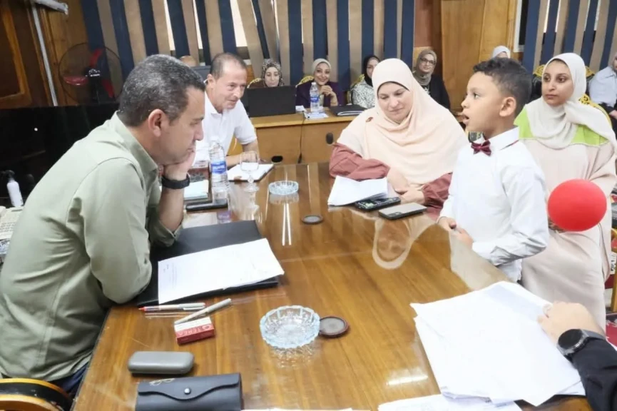 محافظ المنوفية يستمع لشكوى ”طالب كي جي” خلال لقاء مبادرة «كلنا عندك» ببركة السبع