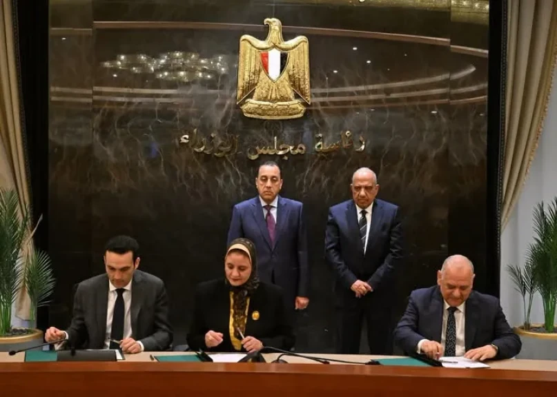 رئيس مجلس الوزراء يشهد توقيع ثلاث اتفاقيات بشأن تمويل وتنفيذ مشروع ”دندرة” للطاقة الشمسية