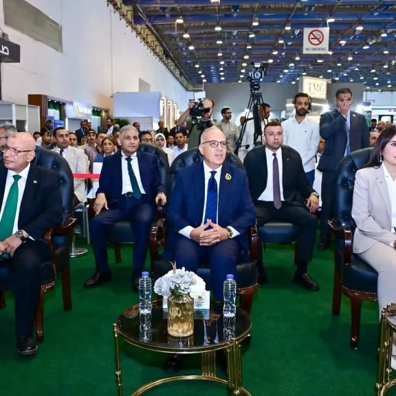 وزيرا الإسكان والري يتفقدان الجناح الألماني ويستمعا لشرح حول تقنيات كشف التسربات وقياس التدفقات