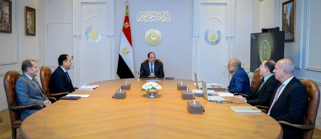 الرئيس السيسي يوجّه بتسريع التحول للطاقة المتجددة وتوطين صناعات الرمال السوداء وخفض الدين العام
