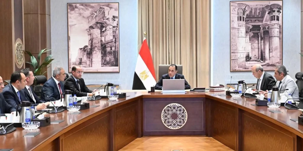 رئيس الوزراء يستعرض مقترحات لتطوير مطار العاصمة الجديدة والمنطقة المحيطة به