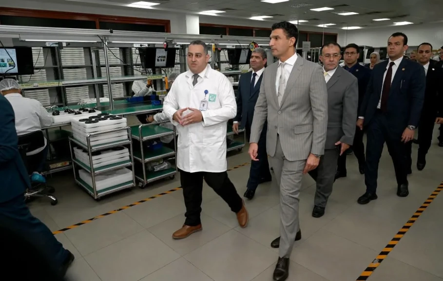 وزير الصناعة يتفقد مصانع الشركة العربية العالمية للبصريات