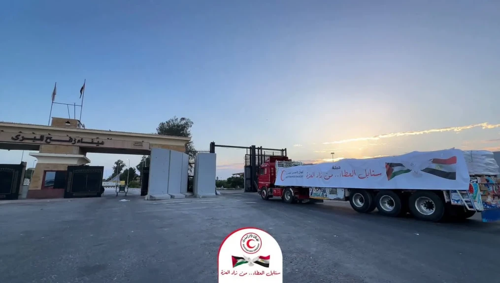 الهلال الأحمر المصري يدفع بأكثر من 1,620 طنًا دقيق وسلال غذائية لدعم الأشقاء الفلسطينيين
