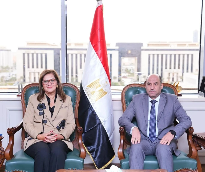 وزير العمل يلتقي رئيس الجامعة الأمريكية بالقاهرة للتعاون في تدريبهم وتوظيفهم