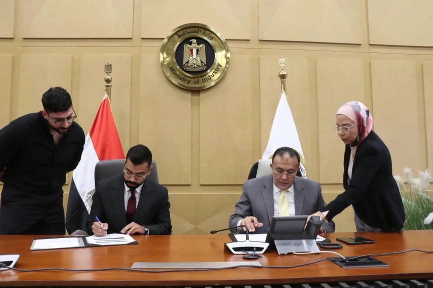 مركز تحديث الصناعة يوقع بروتوكول تعاون مع شركة بلاك سميث للذكاء الاصطناعي